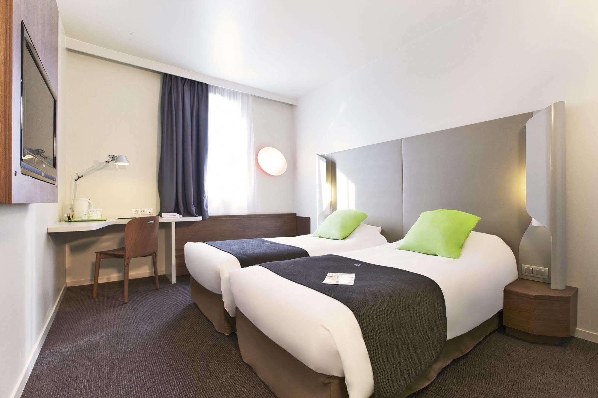 Campanile Reims Est - Taissy Hotel Exterior photo
